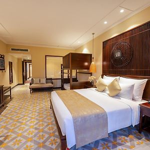 Villa Family Suite Balcony Bathtub